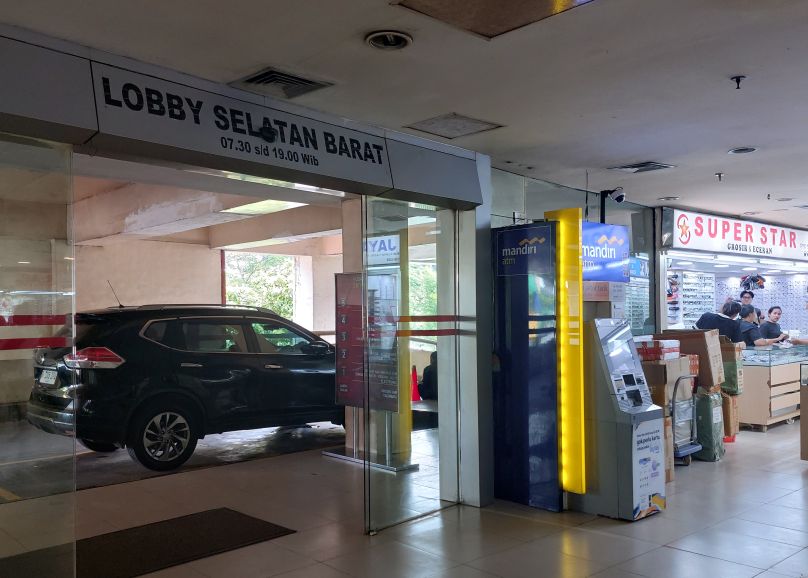 img80 Gambar ATM Mandiri di Pusat Grosir Senen Jaya