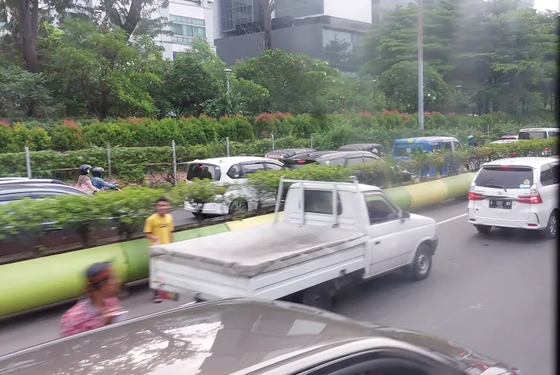 Kemacetan menjelang pintu masuk Jakarta International Expo saat PRJ 2023.